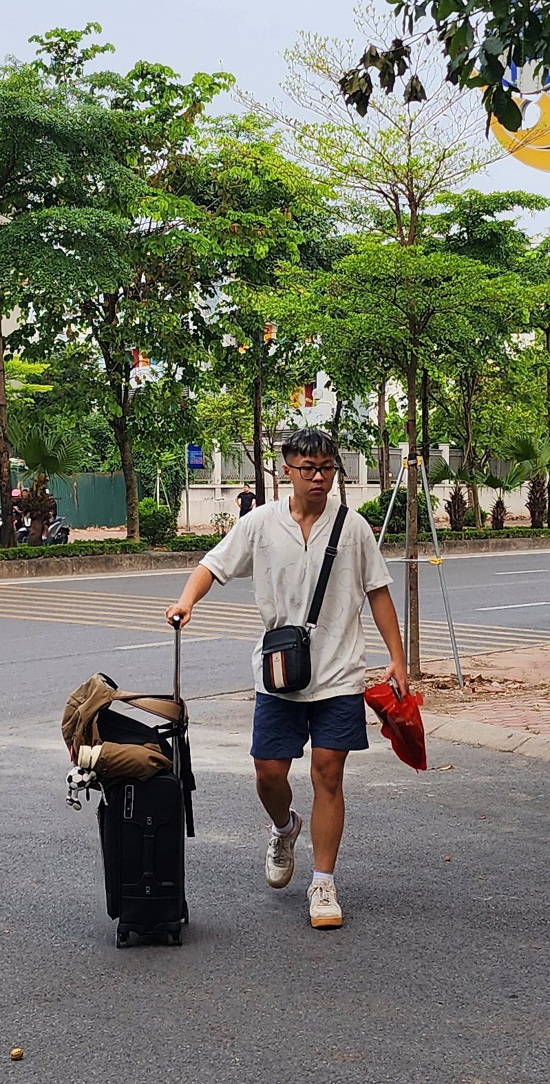 Nhật Minh trên đường